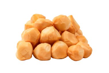 Beyaz bir arka planda izole edilmiş peynir parçaları.. 