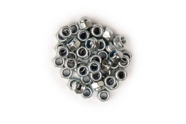 Beyaz arka planda izole edilmiş bir grup metal ceviz. Üst görünüm.