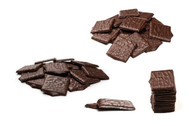 Beyaz arka planda izole edilmiş siyah çikolata şekerleri.. 