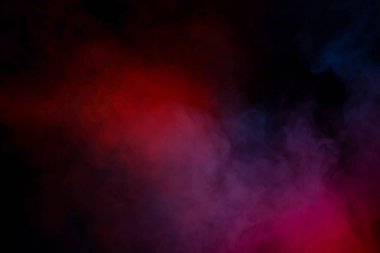 Siyah arka planda turuncu ve kırmızı buhar. Boşluğu kopyala.