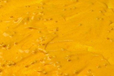 Sarı sos arka plan olarak sıçrıyor. Üst görünüm. 