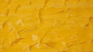 Sarı sos arka plan olarak sıçrıyor. Üst görünüm. 