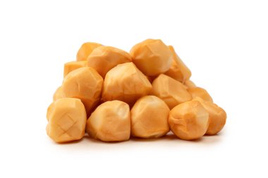 Beyaz bir arka planda izole edilmiş peynir parçaları.. 