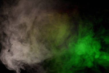 Siyah arka planda kırmızı ve yeşil buhar. Boşluğu kopyala.