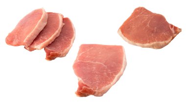 Beyaz arka planda çiğ domuz parçaları. Üst görünüm. 