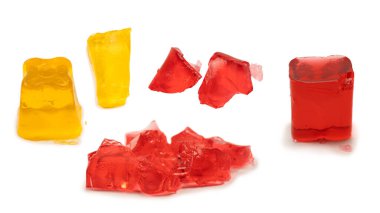 Beyaz arka planda izole edilmiş tatlı meyve jölesi. Jelatin küpleri.