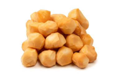 Beyaz bir arka planda izole edilmiş peynir parçaları.. 