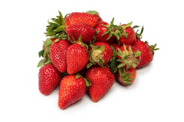 Çilekli. Beyaz arka planda izole edilmiş taze böğürtlen grubu. 