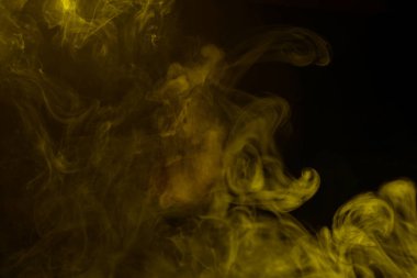 Siyah arka planda sarı ve pembe buhar. Boşluğu kopyala.