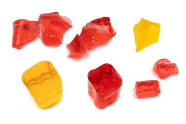 Beyaz arka planda izole edilmiş tatlı meyve jölesi. Jelatin küpleri.