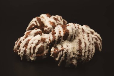 Siyah arka planda hindistan cevizi kremalı profiterol.. 