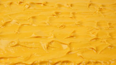 Sarı sos arka plan olarak sıçrıyor. Üst görünüm. 