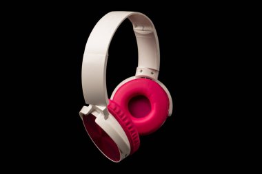 Siyah arkaplanda pembe ve beyaz kulaklıklar var.. 