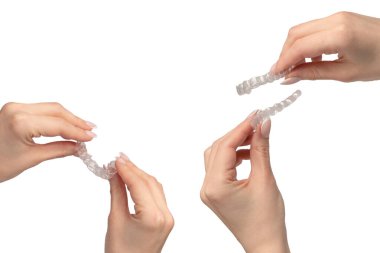 Beyaz arka planda izole edilmiş bir kadının elindeki şeffaf ağız koruyucusu.. 