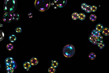 Sabun köpükleri siyah arka planda izole edilmiş. Boşluğu kopyala. 