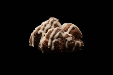 Siyah arka planda hindistan cevizi kremalı profiterol.. 