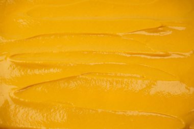 Sarı sos arka plan olarak sıçrıyor. Üst görünüm. 