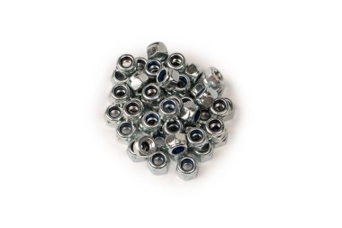 Beyaz arka planda izole edilmiş bir grup metal ceviz. Üst görünüm.