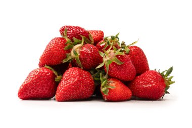 Çilekli. Beyaz arka planda izole edilmiş taze böğürtlen grubu. 