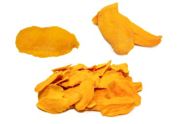Beyaz arka planda izole edilmiş kuru, lezzetli mango dilimleri. Üst görünüm. 