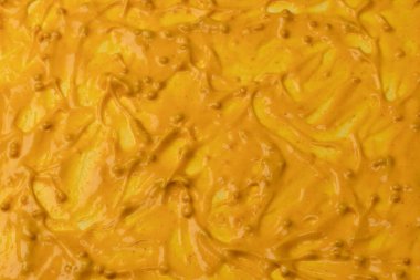 Sarı sos arka plan olarak sıçrıyor. Üst görünüm. 