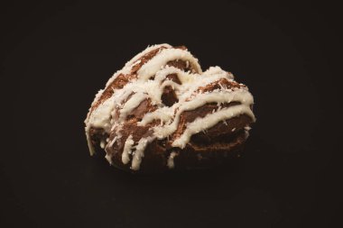 Siyah arka planda hindistan cevizi kremalı profiterol.. 