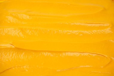 Sarı sos arka plan olarak sıçrıyor. Üst görünüm. 