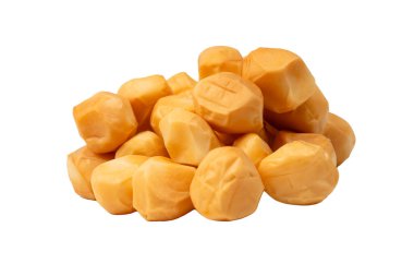 Beyaz bir arka planda izole edilmiş peynir parçaları.. 