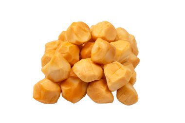 Beyaz bir arka planda izole edilmiş peynir parçaları.. 