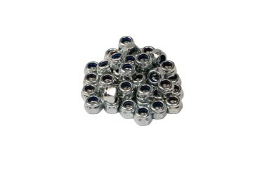 Beyaz arka planda izole edilmiş bir grup metal ceviz. Üst görünüm.