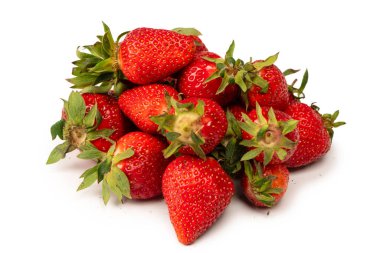 Çilekli. Beyaz arka planda izole edilmiş taze böğürtlen grubu. 