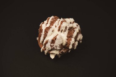 Siyah arka planda hindistan cevizi kremalı profiterol.. 