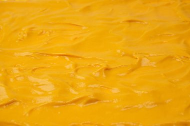 Sarı sos arka plan olarak sıçrıyor. Üst görünüm. 