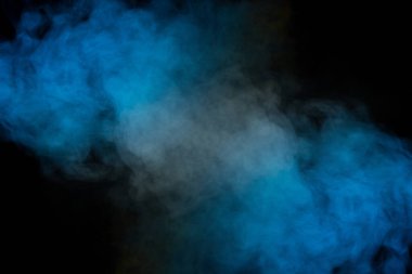 Siyah arka planda mavi ve sarı buhar. Boşluğu kopyala.