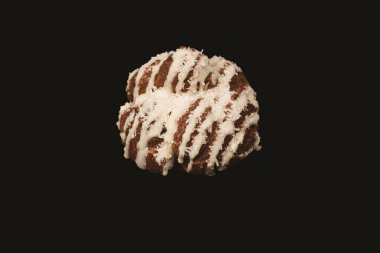 Siyah arka planda hindistan cevizi kremalı profiterol.. 