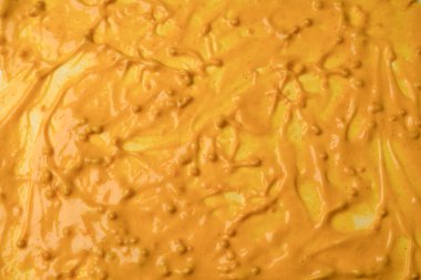 Sarı sos arka plan olarak sıçrıyor. Üst görünüm. 