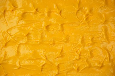 Sarı sos arka plan olarak sıçrıyor. Üst görünüm. 