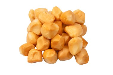 Beyaz bir arka planda izole edilmiş peynir parçaları.. 