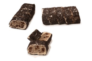 Çikolata ve fındıklı tatlı rulo, Türk tatlıları. Türk rahat beyaz zemin üzerinde izole. 