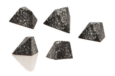 Değerli taşlar şeklinde çikolata şekerlemeleri, beyaz bir arka planda izole edilmiş mermer desenli.. 