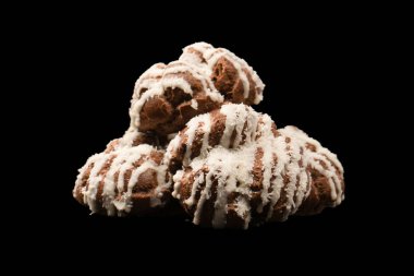 Siyah arka planda hindistan cevizi kremalı profiterol.. 