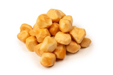 Beyaz bir arka planda izole edilmiş peynir parçaları.. 