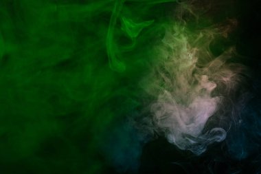 Siyah arka planda mavi ve pembe buhar. Boşluğu kopyala.