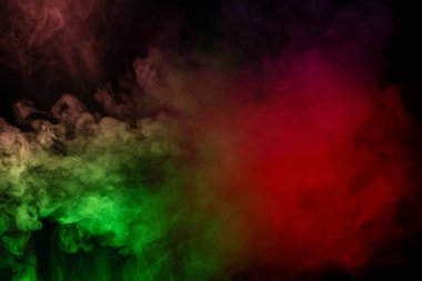 Siyah arka planda turuncu ve kırmızı buhar. Boşluğu kopyala.