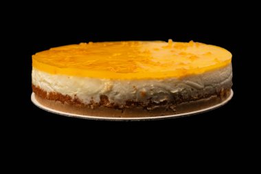 Beyaz arkaplanda izole edilmiş turuncu cheesecake. 