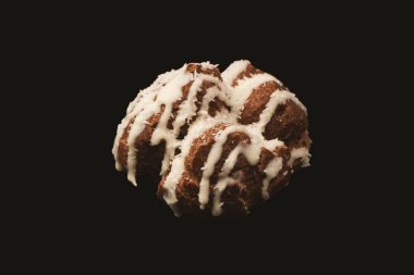 Siyah arka planda hindistan cevizi kremalı profiterol.. 