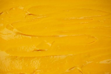 Sarı sos arka plan olarak sıçrıyor. Üst görünüm. 