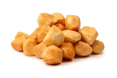 Beyaz bir arka planda izole edilmiş peynir parçaları.. 