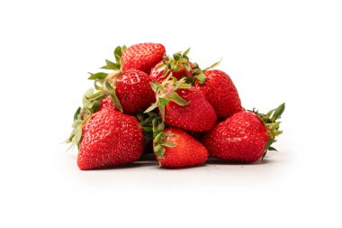 Çilekli. Beyaz arka planda izole edilmiş taze böğürtlen grubu. 