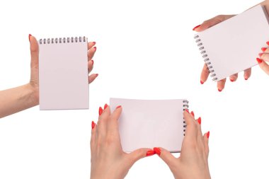 Kırmızı tırnaklı kadınların elinde boş beyaz kağıt olan bir defter. Boşluğu kopyala. 